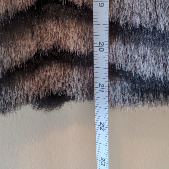 Chico's faux fur vest with side pockets - Picture 10 of 11